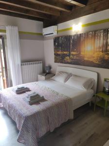 - une chambre avec un lit et une peinture murale dans l'établissement Residenza Lisy, à Verbania