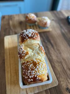 un pezzo di pane seduto su un tagliere di Le Lys Ecossais a Aubigny-sur-Nère