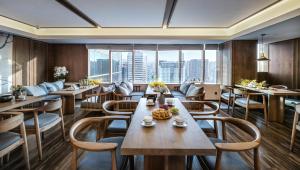 a restaurant with tables and chairs and a large window at True Go S Hotel - Shenzhen Convention and Exhibition Center Union Square Branch in Shenzhen