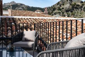 balcone con 2 sedie e vista su un edificio di Luxury accomodations with coworking in Grazalema a Grazalema