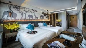 a hotel room with two beds and a table at True Go S Hotel - Shenzhen Convention and Exhibition Center Union Square Branch in Shenzhen +41 photos