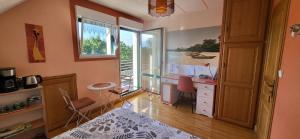una oficina con escritorio y ventana en 2 Belles chambres avec balcon sdb et WC privatifs en Lannion