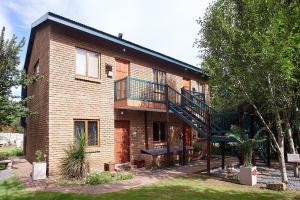 un edificio de ladrillo con una escalera en su lateral en Eden Self Catering Clarens, en Clarens