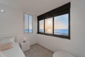 אזור ישיבה ב-Beachfront apartment with breathtaking sea view