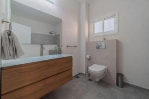 חדר רחצה ב-Beachfront apartment with breathtaking sea view +24 תמונות