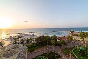 - une vue aérienne sur la plage et l'océan dans l'établissement Beachfront apartment with breathtaking sea view, à Netanya