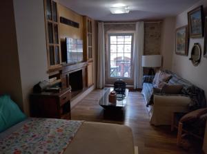 希俄斯的住宿－MASTIXI Colors，带沙发和壁炉的客厅