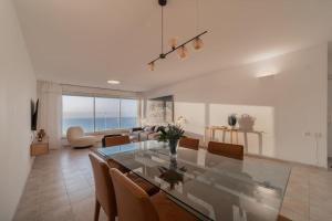 אזור ישיבה ב-Beachfront apartment with breathtaking sea view