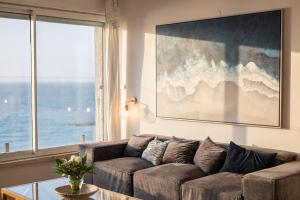אזור ישיבה ב-Beachfront apartment with breathtaking sea view