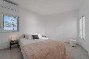 מיטה או מיטות בחדר ב-Beachfront apartment with breathtaking sea view