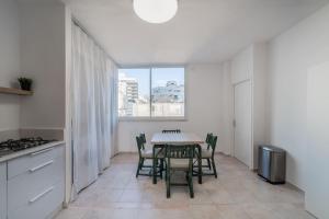 תמונה מהגלריה של Beachfront apartment with breathtaking sea view בנתניה