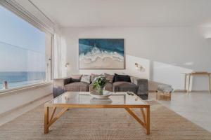 אזור ישיבה ב-Beachfront apartment with breathtaking sea view