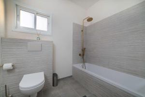 חדר רחצה ב-Beachfront apartment with breathtaking sea view