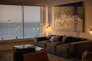 אזור ישיבה ב-Beachfront apartment with breathtaking sea view