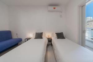 מיטה או מיטות בחדר ב-Beachfront apartment with breathtaking sea view