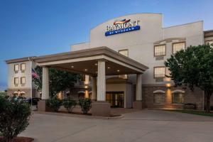 un edificio de hotel con un cartel encima en Baymont by Wyndham Wichita Falls, en Wichita Falls