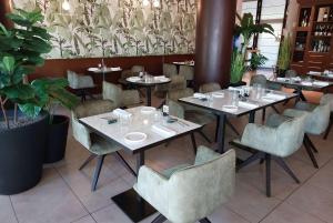 A restaurant or other place to eat at Ramada Plaza by Wyndham Milano