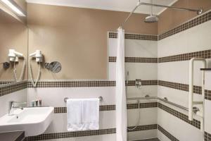 A bathroom at Ramada Plaza by Wyndham Milano