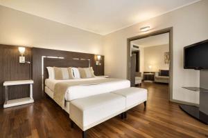 A bed or beds in a room at Ramada Plaza by Wyndham Milano