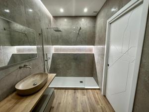 La salle de bains est pourvue d'un lavabo et d'une douche. dans l'établissement Alma Rooms, à Lampedusa