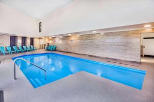 Bazén v ubytování Travelodge by Wyndham Miramichi New Brunswick nebo v jeho okolí