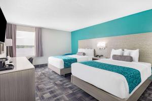 Postel nebo postele na pokoji v ubytování Travelodge by Wyndham Miramichi New Brunswick