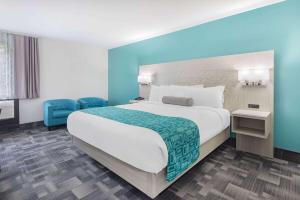 Postel nebo postele na pokoji v ubytování Travelodge by Wyndham Miramichi New Brunswick