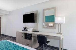 TV a/nebo společenská místnost v ubytování Travelodge by Wyndham Miramichi New Brunswick