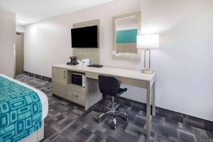 TV a/nebo společenská místnost v ubytování Travelodge by Wyndham Miramichi New Brunswick