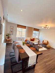 a living room with a table and a couch at Luxury 2 Bedroom Marylebone Apartment in London