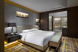 Postel nebo postele na pokoji v ubytování Hyatt Regency Tianjin East