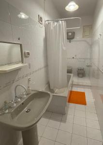 La salle de bains est pourvue d'un lavabo, d'une douche et de toilettes. dans l'établissement U Curtigliu apartment, à Realmonte