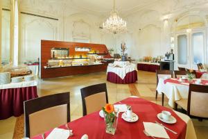 Reštaurácia alebo iné gastronomické zariadenie v ubytovaní Austria Trend Hotel Schloss Wilhelminenberg Wien