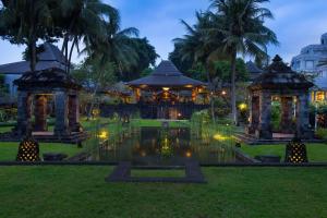 einen Garten mit einem Brunnen und einem Pavillon in der Unterkunft Hyatt Regency Yogyakarta in Yogyakarta