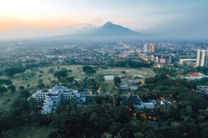 ジョグジャカルタにあるハイアット リージェンシー ジョグジャカルタの山を背景とした市街の景色