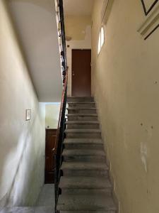 uma escada num edifício antigo com uma grade de escadas em Laura Apartment em Roma