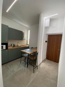 uma cozinha com mesa e cadeiras num quarto em Laura Apartment em Roma