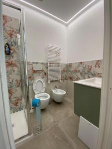 uma casa de banho com um WC e um lavatório em Laura Apartment em Roma