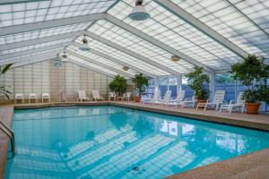une piscine intérieure avec un plafond en verre dans l'établissement Southcape Resort Mashpee a Ramada by Wyndham, à Mashpee