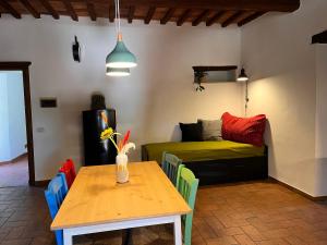 Zimmer mit einem Tisch und einem Bett in einem Zimmer in der Unterkunft Agriturismo Schiaccia Ghiande in Massa Marittima