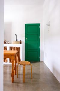 una puerta verde en una habitación con una mesa y un taburete en Hektor, en Teguise