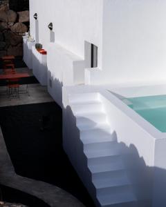 Casa blanca con escalera y mesa en Hektor, en Teguise