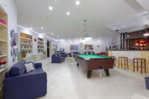 Biliár nebo kulečník v ubytování Latania Apartments