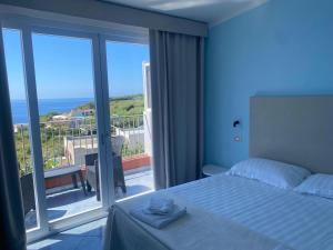 文托泰内Hotel Borgo Cacciatori的一间带床的卧室，可欣赏海景
