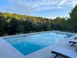 - une piscine avec vue sur la forêt dans l'établissement S'Olivera, à Alaior