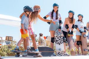 eine Gruppe junger Mädchen, die auf Skateboards stehen in der Unterkunft You and the sea in Ericeira