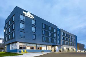 Microtel Inn & Suites by Wyndham Summerside في سمرسايد: مبنى ازرق كبير عليه لافته