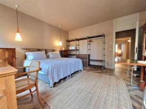 1 dormitorio con 1 cama con edredón azul en Numero Tredici, en Padua