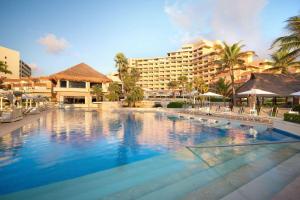 une grande piscine en face d'un hôtel dans l'établissement Wyndham Grand Cancun All Inclusive Resort & Villas, à Cancún