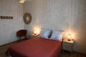 Un dormitorio con una cama roja con dos luces. en Grand appartement cosy-Hyper Centre-Place Verdun, en Tarbes
